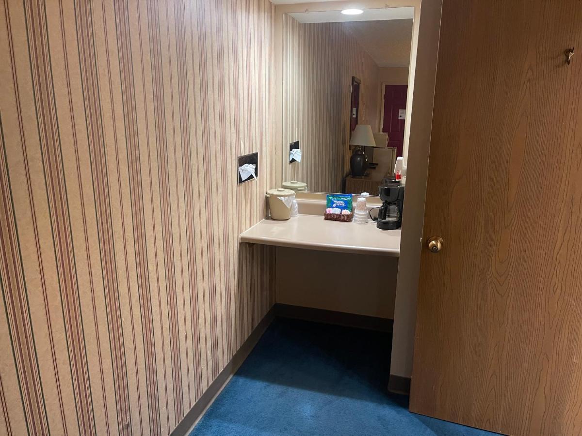 Dollinger'S Motor Inn Albion Екстериор снимка